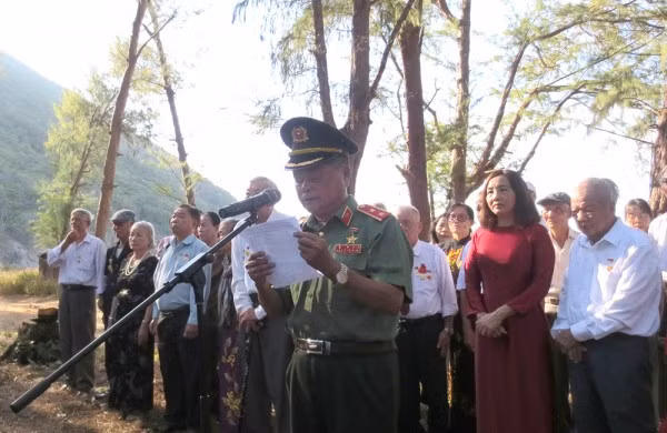 Đoàn cựu tù thắp hương, tri ân các Anh hùng liệt sĩ tại nghĩa trang Hàng Keo, Côn Đảo.