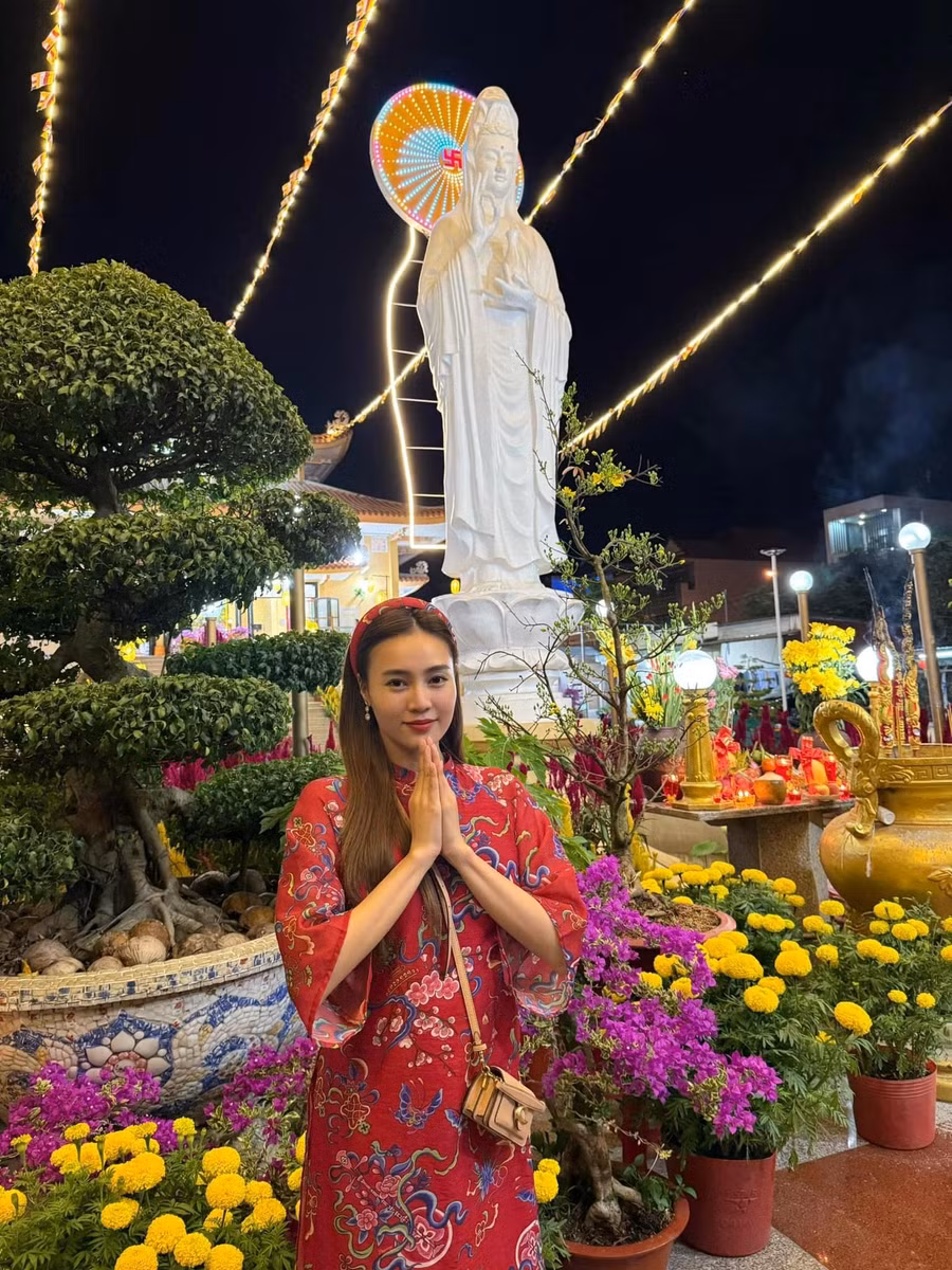 Ngày đầu năm, Lan Ngọc dành thời gian cho người thân, đồng thời đi chùa cầu may mắn. Nhan sắc của nữ diễn viên ở tuổi 35 khiến nhiều người phải xuýt xoa