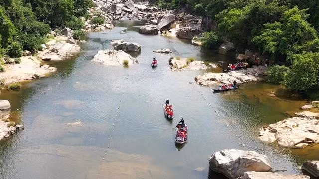 Tham quan Hầm Hô bằng thuyền nhỏ