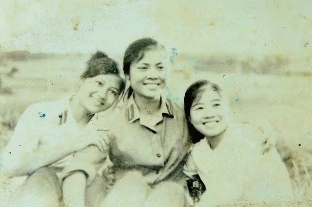 Chị Châm (phải) cùng 2 đồng đội trong đội văn nghệ Trung đoàn 567, năm 1978