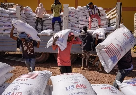 Tình nguyện viên dỡ hàng viện trợ từ USAID ở Ethiopia. Ảnh: Getty Images.