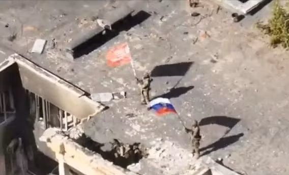 Quốc kỳ Nga trên nóc tòa nhà hành chính ở Vuhledar. (Ảnh: Sputnik)