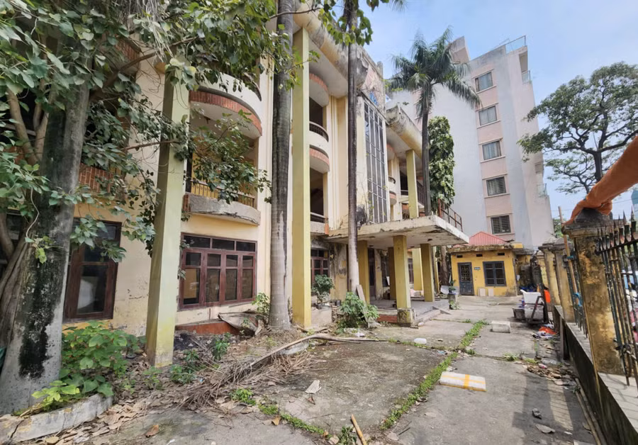 Trên phố Tô Hiệu (quận Hà Đông, Hà Nội) hiện có 3 cơ sở nhà, đất do cơ quan Nhà nước quản lý bị bỏ hoang. Ảnh: Quang Phong/Báo Tin tức và Dân tộc