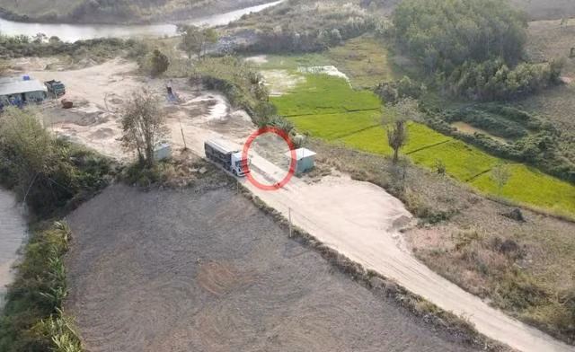 Xe chở cát né trạm cân gây thất thoát tài nguyên khoáng sản