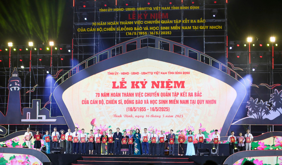 Ông Nguyễn Trọng Nghĩa và bà Võ Thị Ánh Xuân trao hồ sơ, kỷ vật cho thân nhân cán bộ, chiến sĩ thực hiện nhiệm vụ "đi B" trong kháng chiến chống Mỹ, cứu nước. Ảnh: Trương Định Ông Nguyễn Trọng Nghĩa và bà Võ Thị Ánh Xuân trao hồ sơ, kỷ vật cho thân nhân cán bộ, chiến sĩ thực hiện nhiệm vụ "đi B" trong kháng chiến chống Mỹ, cứu nước. Ảnh: Trương Định