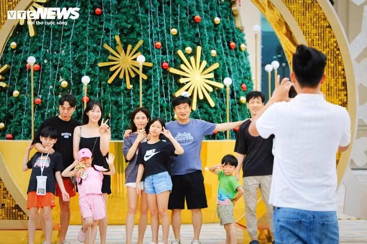 Du khách đến Nha Trang dịp Tết này tự túc, ít đi tour.