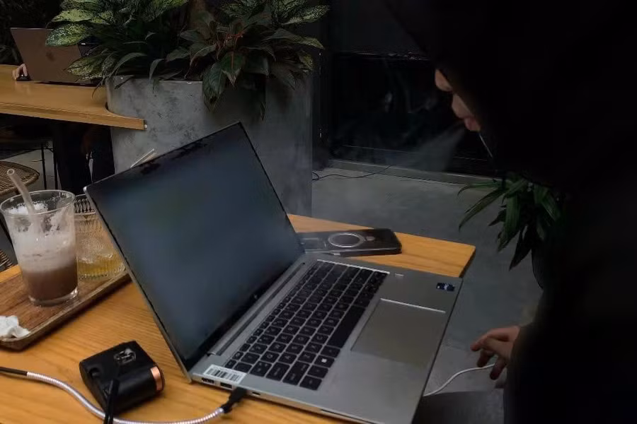 Anh Đức vẫn sử dụng thuốc lá nung nóng tại quán cà phê theo thói quen