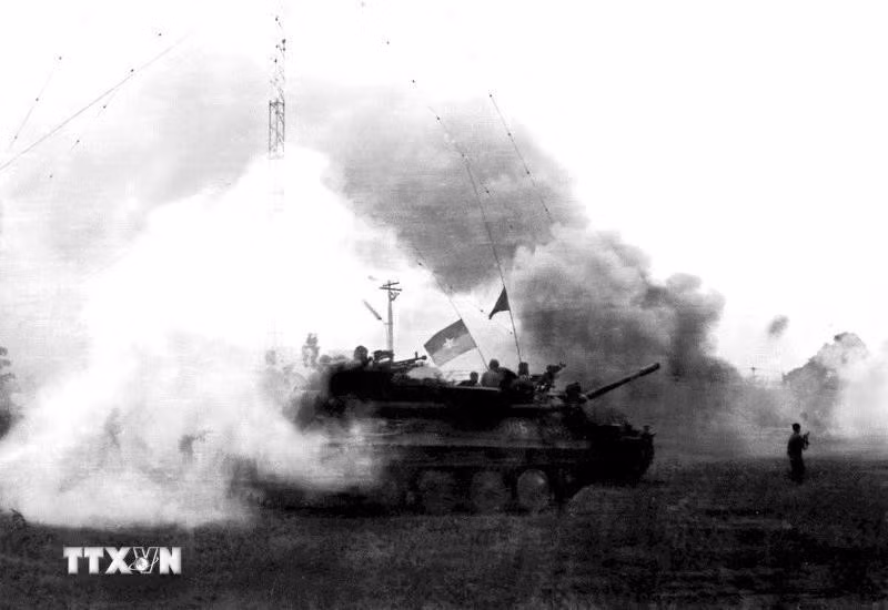 Ngày 9/4/1975, quân ta tiến công vào thị trấn Xuân Lộc, căn cứ phòng thủ trọng yếu của địch bảo vệ Sài Gòn từ phía Đông Bắc. Ngày 21/4, quân địch ở Xuân Lộc tháo chạy, cửa ngõ vào Sài Gòn từ hướng Đông Bắc đã được mở. Ngay từ khi mất Xuân Lộc, Tổng thống Nguyễn Văn Thiệu từ chức. (Ảnh: TTXVN)