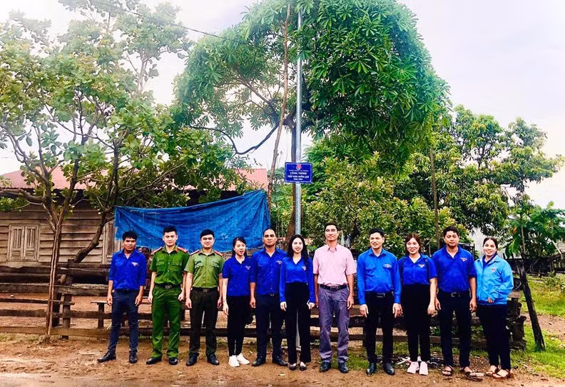 trien-khai-cac-cong-trinh-thap-sang-duong-que-doan-xa-ia-mor-huyen-chu-prong-da-huy-dong-doan-vien-thanh-nien-tren-dia-ban-phat-huy-tinh-than-xung-kich-tham-gia-ngay-cong-lap-dat-he-thong-duong-dien.jpg