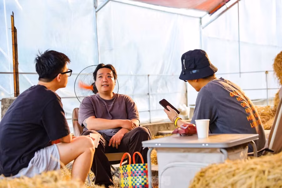 Đặc biệt, không gian tầng 3 của quán là khu vực bãi rơm, được phủ kín rơm khô. Ban ngày nơi đây biến thành điểm làm việc lý tưởng cho khách hàng muốn tận hưởng không khí làng quê yên bình. Buổi tối, khu vực bãi rơm trở thành rạp chiếu phim ngoài trời, nơi khách có thể vừa thư giãn trên lớp rơm êm ái, vừa thưởng thức những bộ phim đặc sắc trong không gian mở.