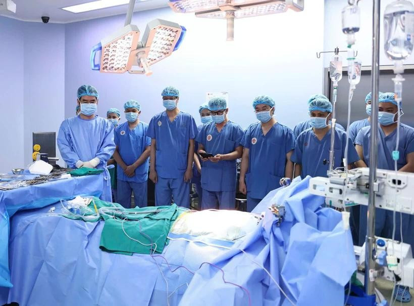 Đội ngũ y bác sỹ tri ân nghĩa cử cao đẹp của người hiến tạng. (Ảnh: PV/Vietnam+) Đội ngũ y bác sỹ tri ân nghĩa cử cao đẹp của người hiến tạng. (Ảnh: PV/Vietnam+)