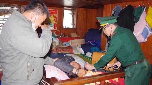 Lực lượng quân y Bộ đội biên phòng Bình Định kiểm tra sức khỏe cho các ngư dân trên tàu cá QNa-91679 TS vào sáng 23.3