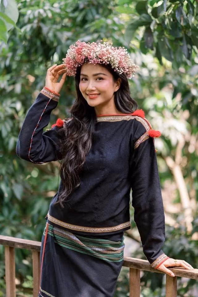 H'Hen Niê diện trang phục truyền thống của người Ê Đê trong ngày trọng đại