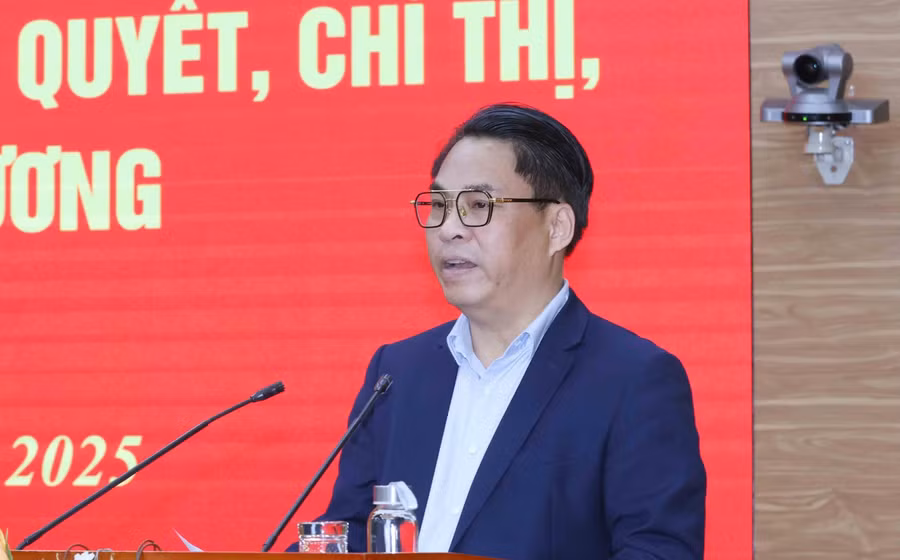 Phó trưởng ban Tổ chức T.Ư Phan Thăng An báo cáo tại hội nghị