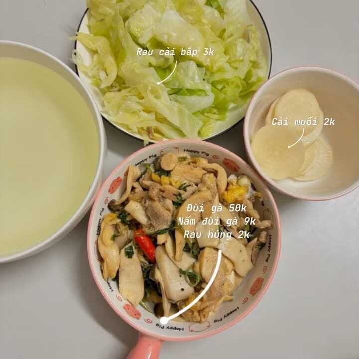 Mâm cơm đơn giản gồm có đùi gà xào nấm, rau cải bắp luộc, cải muối.