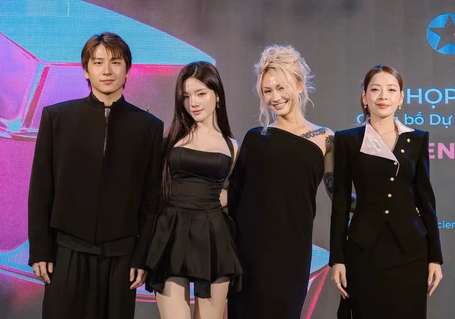Dàn nghệ sĩ độc quyền của C-Global Entertainment gồm Henrii, Rayeon, Naomi, Chi Pu (từ trái qua)