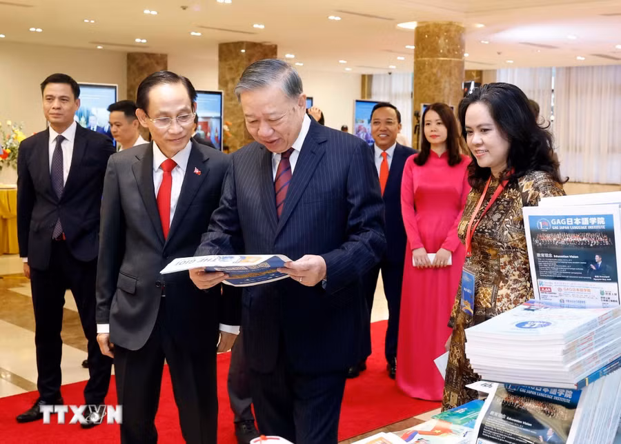 Tổng Bí thư, Chủ tịch nước Tô Lâm xem một số hình ảnh đối ngoại bên lề hội nghị. Ảnh: Thống Nhất/TTXVN