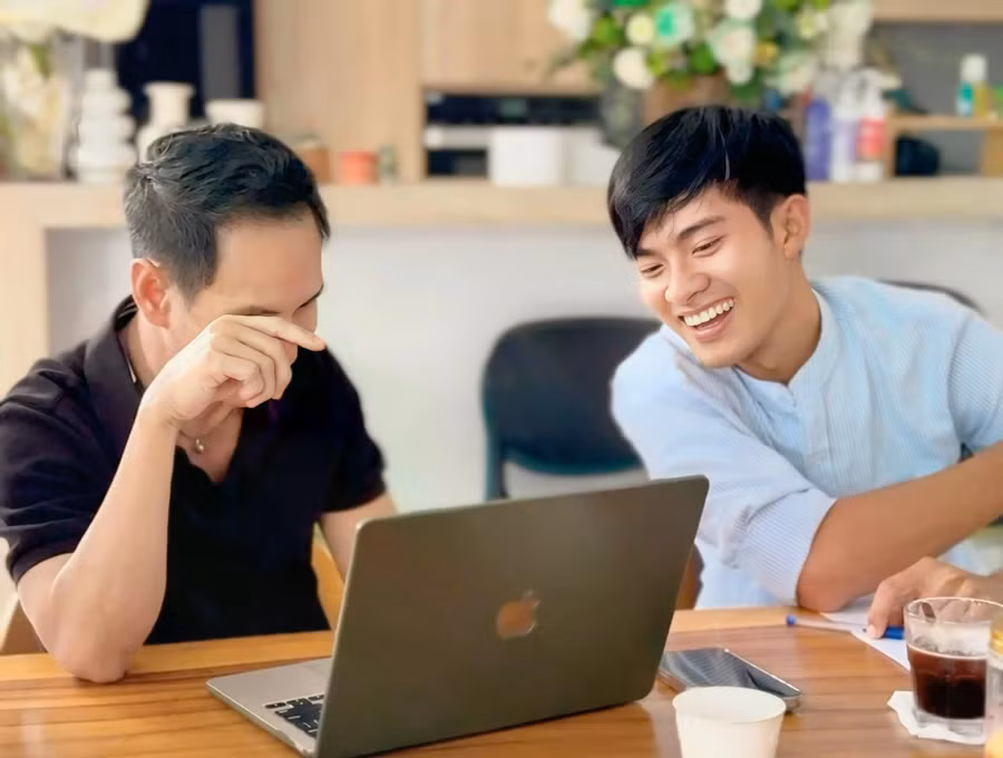 Chàng trai quê Sóc Trăng tham gia đọc kịch bản, được Lý Hải hướng dẫn diễn xuất. Hiện tại, vai diễn của nam TikToker trong phim vẫn chưa được tiết lộ