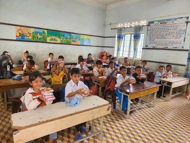 Những món quà của cộng đồng mạng gửi về giúp học trò vùng cao