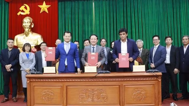 Lãnh đạo UBND tỉnh Bình Định và hai nhà đầu tư quốc tế ký biên bản ghi nhớ