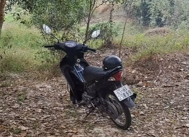 Chiếc xe máy được tìm thấy gần hiện trường
