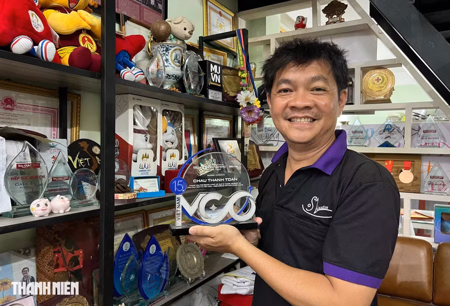 Y tá Châu Thành Toàn nhận được kỷ niệm chương của Ban tổ chức cuộc thi Hoa hậu Hoàn vũ Việt Nam (Miss Cosmo Vietnam) vì có nhiều đóng góp trong việc phối hợp tổ chức những chương trình thiện nguyện