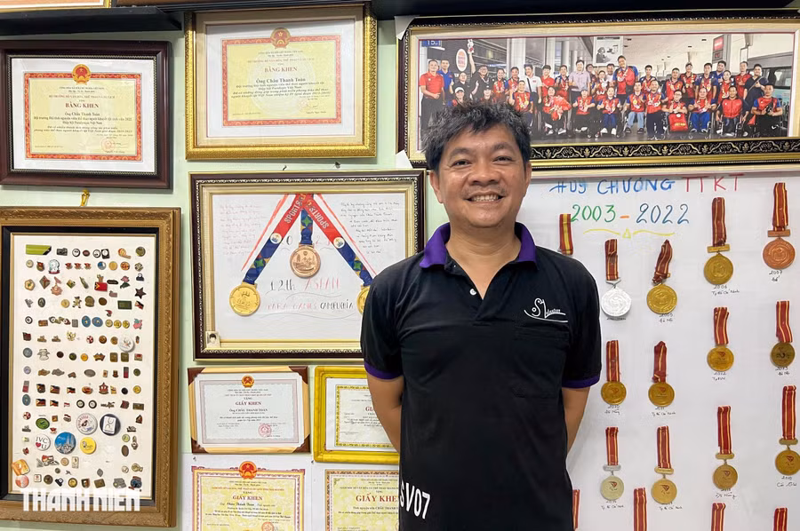 Châu Thành Toàn trước gia tài của mình, là những giấy khen, huy chương của vận động viên khuyết tật tặng anh trong 27 năm qua