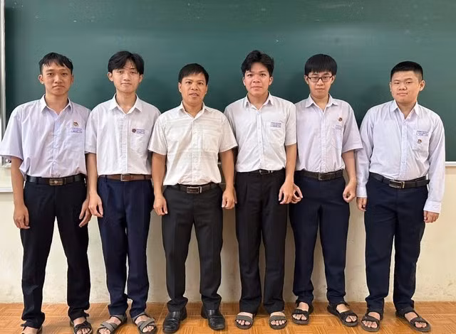 Thầy Lê Quang Nhân cùng các em đoạt giải học sinh giỏi quốc gia