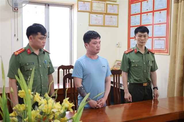 Đối tượng Lê Việt Hùng tại cơ quan công an. Ảnh: Bộ Công an Đối tượng Lê Việt Hùng tại cơ quan công an. Ảnh: Bộ Công an