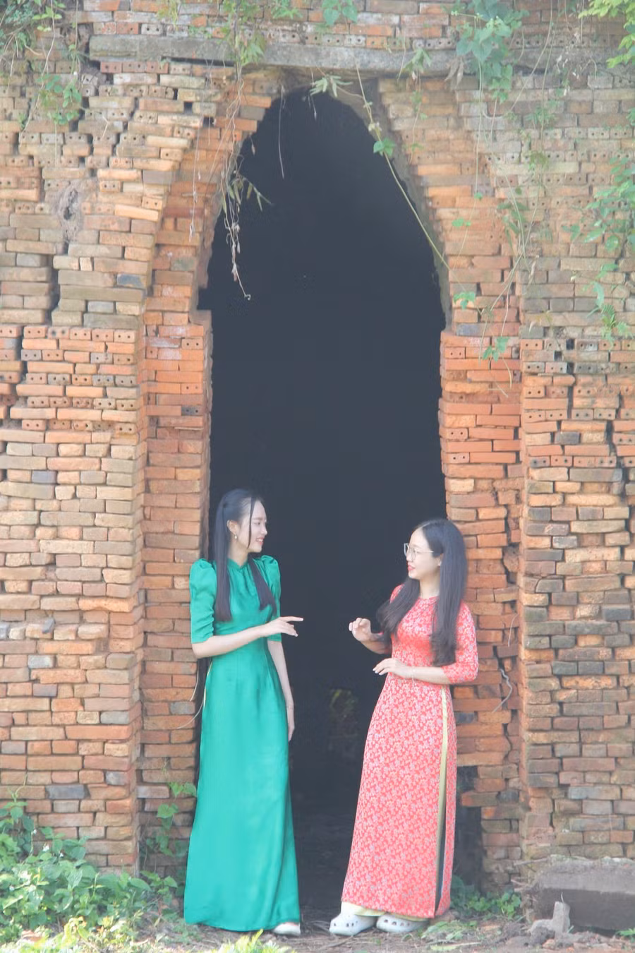 Bạn trẻ tạo dáng chụp ảnh.