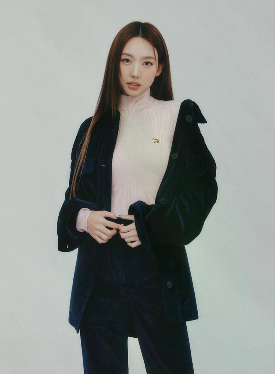 Nayeon rất thích những màu sắc tươi sáng, trẻ trung như hồng, vàng, xanh dương. Tuy nhiên, cô cũng không ngại thử nghiệm những màu sắc trung tính như trắng, đen, be