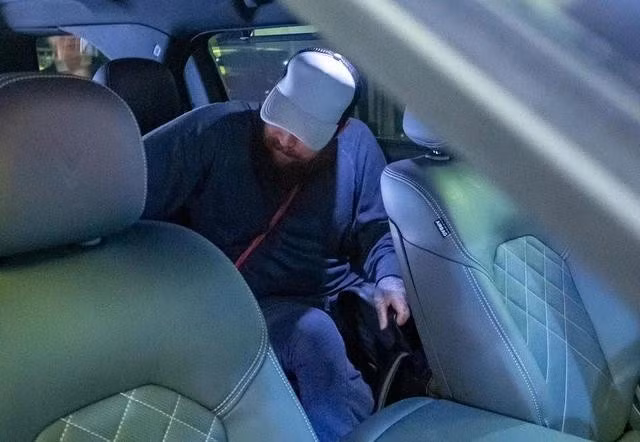 Nghệ sĩ bass Ben McKee trên xe di chuyển về khách sạn