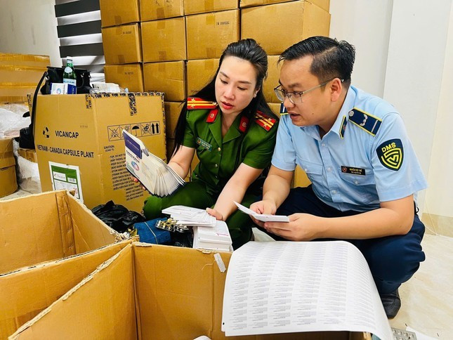 Lực lượng chức năng kiểm tra, khám xét các địa điểm. Lực lượng chức năng kiểm tra, khám xét các địa điểm.