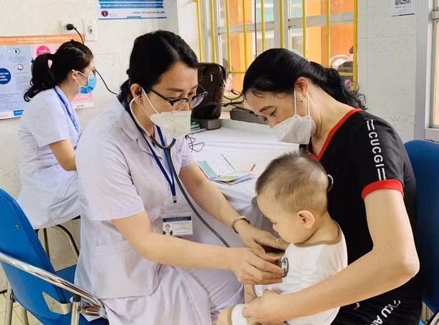 Khám sàng lọc trước khi tiêm vắc- xin phòng bệnh sởi tại Quảng Ninh