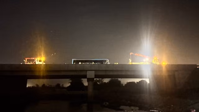 Nhiều xe cẩu cứu hộ có mặt tại hiện trường. Ảnh: DT