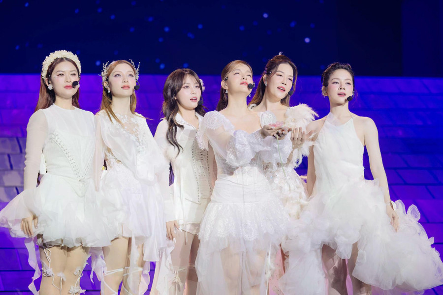 Ở vòng công diễn 2, Phạm Quỳnh Anh được dịp khoe giọng hát da diết, cảm xúc khi kết hợp cùng Thu Phương, Hạnh Sino, MisThy, Mie, Ngọc Thanh Tâm trong tiết mục Nơi pháo hoa rực rỡ - Nước ngoài. Cô cũng gây chú ý khi viết phần x-part (sáng tác mới) tặng đàn chị Thu Phương, tạo điểm nhấn cho tiết mục