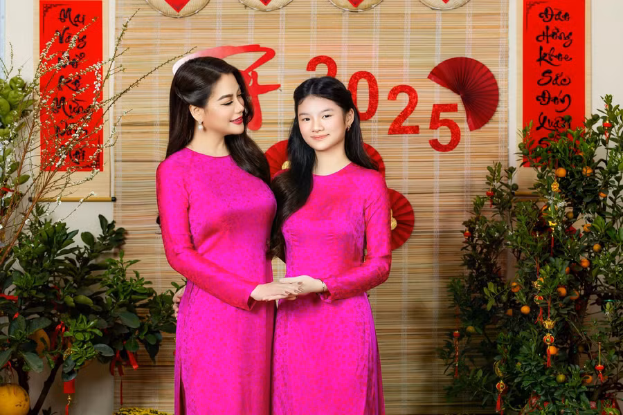 Không gian trong nhà được nữ diễn viên Hương Ga chăm chút kỹ lưỡng, trang trí để có không khí ấm cúng ngày tết. Đứng cạnh mẹ, Bảo Tiên khiến nhiều người trầm trồ bởi nhan sắc rạng rỡ. Ảnh: NVCC