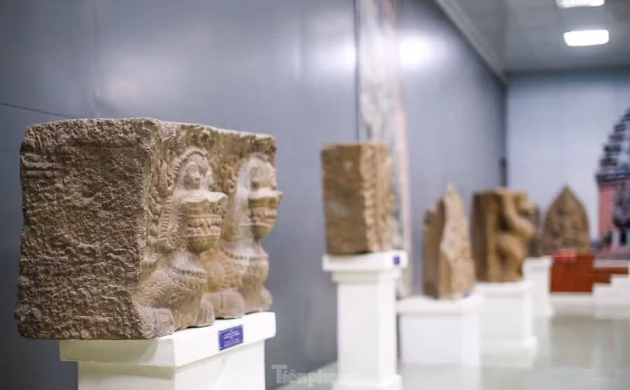 Bên cạnh các bảo vật qquốc gia, tại Bảo tàng tỉnh Bình Định hiện còn trưng bày rất nhiều tác phẩm điêu khắc đá từ thời Chămpa. Ảnh: Trương Định.
