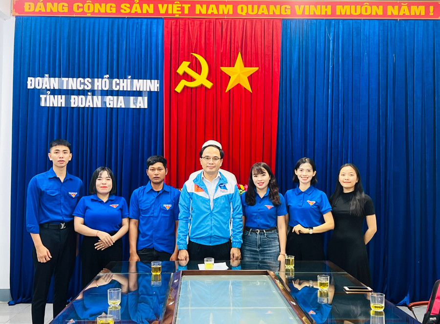 Phó Bí thư Thường trực Tỉnh Đoàn Đỗ Đức Thanh (ở giữa) gặp mặt các thanh niên tiên tiến làm theo lời Bác của tỉnh Gia Lai. Ảnh: M.N pho-bi-thu-thuong-truc-tinh-doan-do-duc-thanh-o-giua-gap-mat-cac-thanh-nien-tien-tien-lam-theo-loi-bac-cua-tinh-gia-lai.jpg