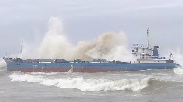 Tàu hàng Hoàng Gia 46 mắc cạn tại bãi biển Thạnh Đức 1