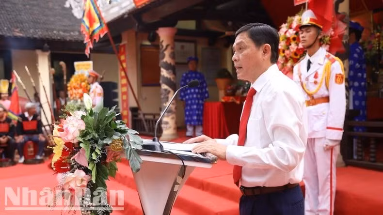 Phó Chủ tịch Thường trực Ủy ban nhân dân tỉnh Nguyễn Tuấn Hà báo công lên các Vua Hùng về những thành tựu mà tỉnh đã đạt được trong năm 2024.