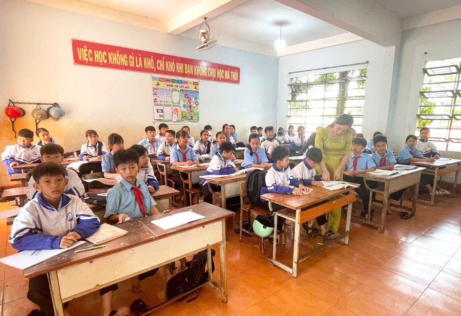 With nearly 13 years of teaching experience, Ms. Men always strives to innovate teaching methods, actively apply information technology, and inspire students' passion for learning. Photo: Q.T voi-gan-13-nam-dung-lop-co-men-luon-no-luc-doi-moi-phuong-phap-giang-day-tich-cuc-ung-dung-cong-nghe-thong-tin-khoi-day-dam-me-hoc-tap-cho-hoc-sinh.jpg