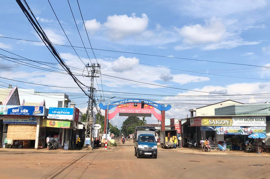 Khu trung tâm xã Nam Yang phát triển sầm uất, đường sá khang trang. Ảnh: L.N khu-trung-tam-xa-nam-yang-phat-trien-sam-uat-duong-sa-thuan-tien.jpg