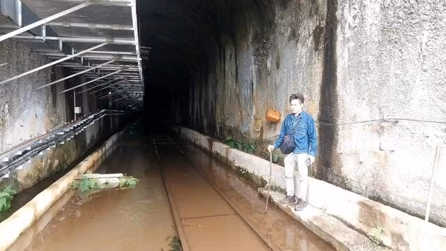 Nước từ trong hầm điều áp chảy xuống làng Điek Tem khiến người dân lo ngại