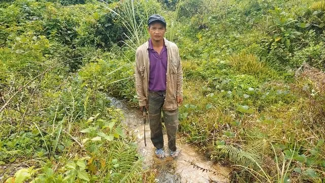 Nước từ hầm điều áp của nhà máy thủy điện Thượng Kon Tum chảy ra khiến vườn nhà ông Bình ngập nước