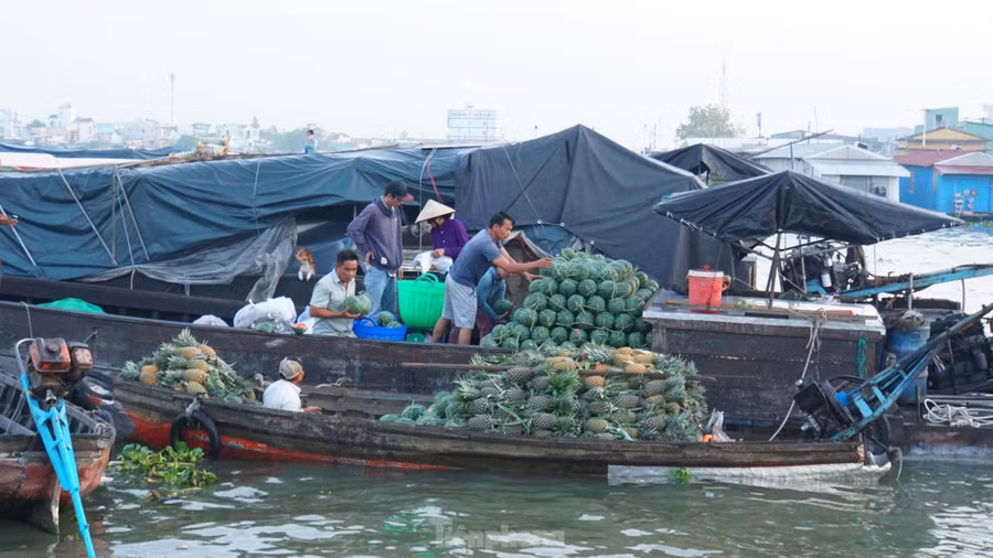 Điểm hấp dẫn của chợ nổi là những chiếc ghe chở đầy hàng. Mỗi chiếc ghe sẽ bán một món hàng khác nhau, từ hoa quả ngon lành tươi rói của miền Tây tới những đồ gia dụng cần thiết cho cuộc sống thường ngày. Ảnh: Hòa Hội.