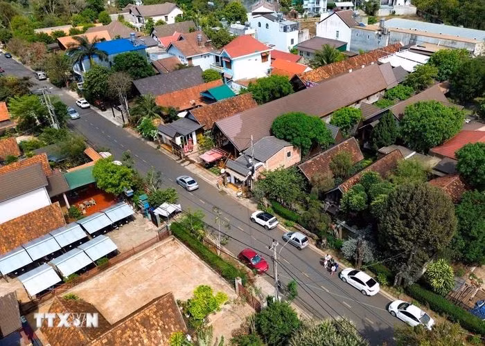 Trong dòng chảy nhộn nhịp của đô thị, buôn Akŏ Dhông mang dáng dấp riêng với khung cảnh yên bình, thoáng đãng, vừa có nét cổ xưa, vừa có nét hiện đại. (Ảnh: Thanh Tùng/TTXVN)