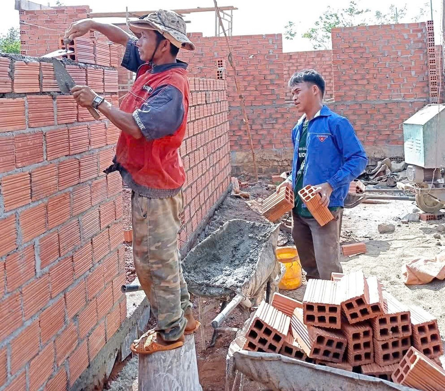 Anh Siu Khiên (bìa phải)-Phó Bí thư Đoàn xã Ia Rong góp sức xây dựng nhà cho các hộ nghèo trên địa bàn (ảnh nhân vật cung cấp). anh-siu-khien-pho-bi-thu-doan-xa-ia-rong-bia-phai-chu-dong-sap-xep-thoi-gian-dong-gop-ngay-cong-de-xay-dung-cac-can-nha-cho-cac-ho-ngheo-tren-dia-bananh-nvcc.jpg