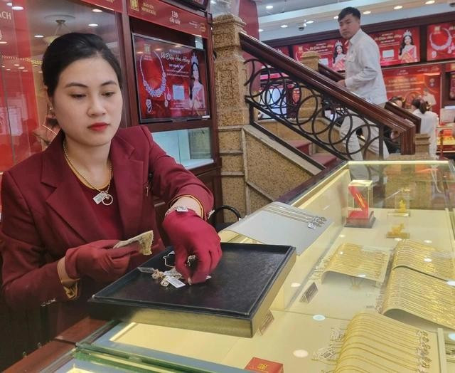 Ngân hàng Nhà nước sẽ phối hợp với các cơ quan hữu quan tăng cường công tác quản lý, có biện pháp ổn định thị trường vàng theo thẩm quyền Ngân hàng Nhà nước sẽ phối hợp với các cơ quan hữu quan tăng cường công tác quản lý, có biện pháp ổn định thị trường vàng theo thẩm quyền