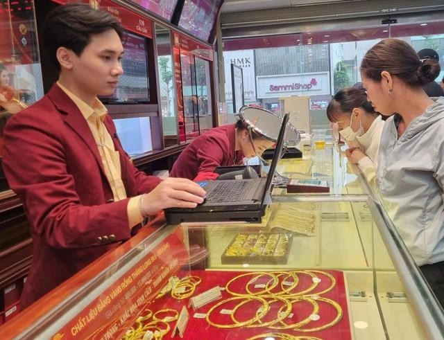 Giá vàng trong nước liên tục tăng mạnh trong hơn 1 tháng qua, kéo giãn mức chênh lệch với giá vàng thế giới Giá vàng trong nước liên tục tăng mạnh trong hơn 1 tháng qua, kéo giãn mức chênh lệch với giá vàng thế giới